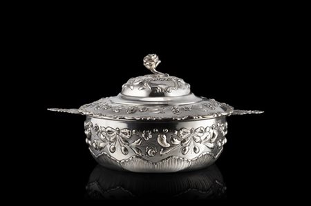 Paiola in argento sbalzato a nastri, fiori e frutti, presa a foggia di rosa a t