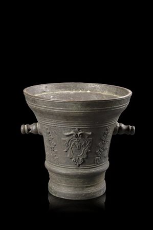 Mortaio biansato in bronzo decorato a volute e stemma. Datato 1707 e cifrato "A