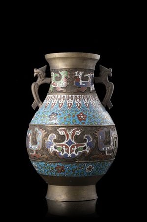 Vaso biansato in metallo cloisonne, inciso sul bordo. Jaipur, India, 1822 
(h.