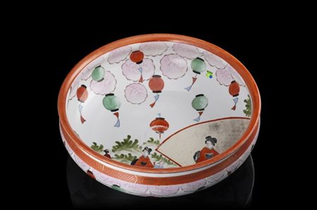 Bacile in porcellana decorata in policromia a figure in un paesaggio con lanter