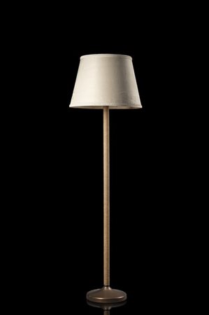 Lampada da terra con base e struttura in ottone e fusto rivestito in corda. Par