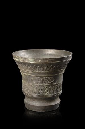 Antico mortaio inscritto e datato lungo il bordo (cm 34x39,5) (difetti)