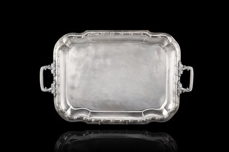 Vassoio biansato in argento a corpo liscio con bordo sagomato sbalzato a palmet