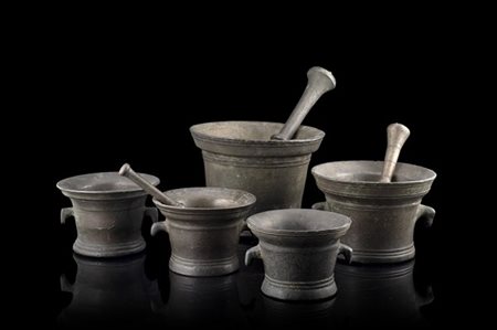 Lotto composto da cinque mortai in bronzo di diversa epoca, tre con pestelli (h