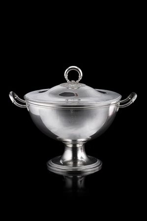 Zuppiera biansata in argento con bordi e anse scanalate. Presa ad anello. Cifre