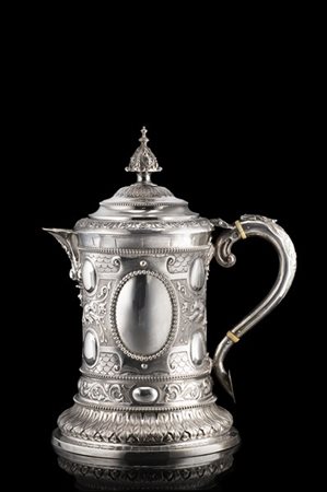 Tankard in argento con interno in vermeille e corpo sbalzato a fiori e motivi g