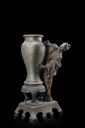 Scultura in metallo parzialmente dorato raffigurante decoratrice di vaso. 
Giap
