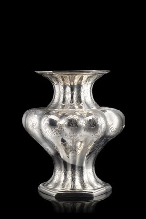 Vaso a base ottagonale in argento con corpo inciso a rami fioriti. Titolo 800.