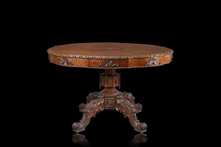 Tavolo a biscotto in noce di forma sagomata, fascia a motivo a cordonetto e a q