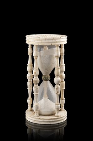 ANONIMO
Clessidra con struttura in avorio finemente inciso e tornito.
Epoca XIX