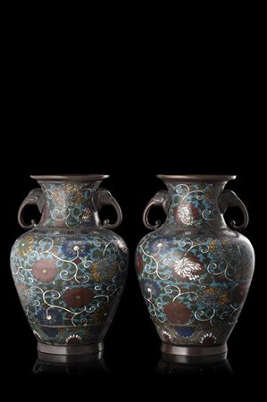 Coppia di vasi in metallo cloisonné con anse a foggia di teste di elefanti. 
Gi