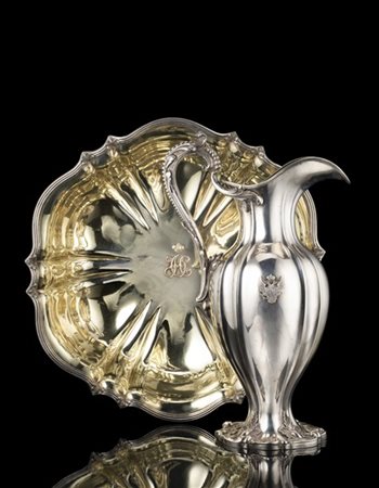 Versatoio con bacile in argento e vermeille a corpo liscio con ansa cesellata a