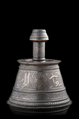 Antico candeliere Mamluk in rame intarsiato in argento a scritte e fiori (h. cm