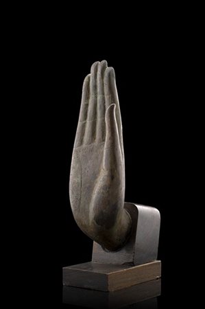 Manifattura del Sud-Est asiatico. Scultura in bronzo raffigurante la mano del B