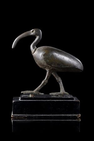 Antica scultura in bronzo raffigurante Ibis (h. cm 13) poggiante su base lignea