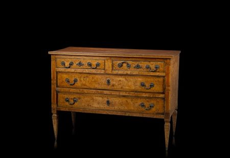 Cassettone lastronato in radica e intarsiato in legni vari con fronte a due cas