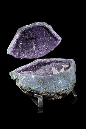 Due geodi in quarzo ametista, uno con crescita di quarzi lattei prismatici (cm