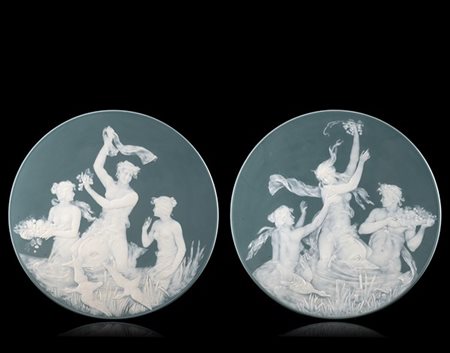 Jean-Baptiste Stahl Coppia di grandi piatti in porcellana decorata in monocromia