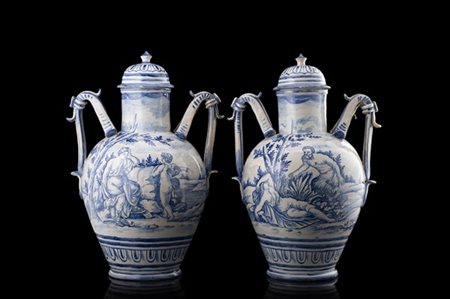 Manifattura ligure, secolo XIX. Coppia di vasi biansati con coperchio in maioli