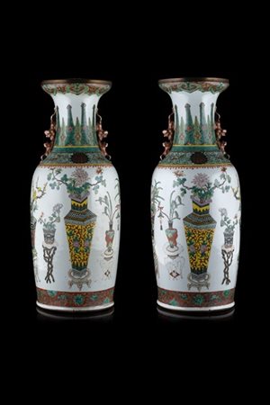 Coppia di vasi biansati in porcellana decorata in policromia a vasi fioriti, fo