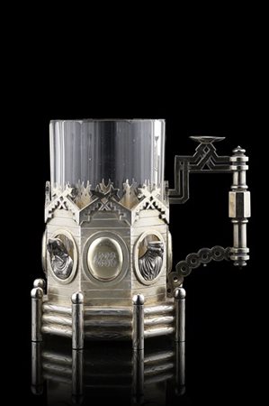 Coppa da tè in argento e vermeille a pianta ottagonale in forma di "isba" decor