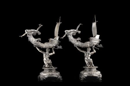 Coppia di nautilus in metallo argentato raffiguranti Nettuno che sorregge vasce