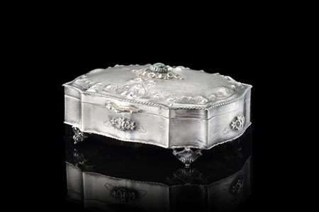 Scatola di forma sagomata in argento sbalzato, cesellato e decorato a fiori. Co