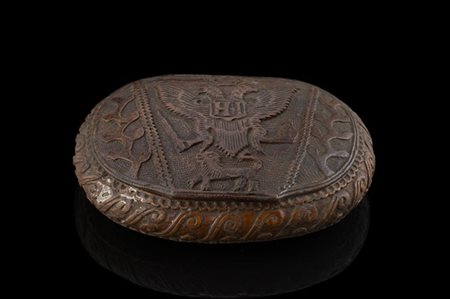 Tabacchiera di forma ovale in legno scolpito e decorata sul coperchio con lo st