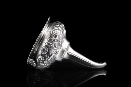 Colino da tè in argento sbalzato e cesellato a fiori e foglie, versatoio scanal