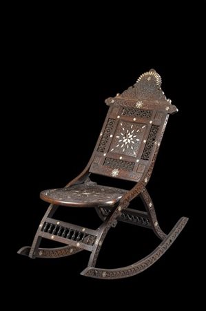 Sedia a dondolo pieghevole in legno intagliato a motivi geometrici con intarsi