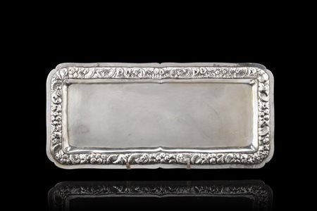 Svuotatasche in argento liscio con tesa sbalzata a ghirlanda di frutta e conchi