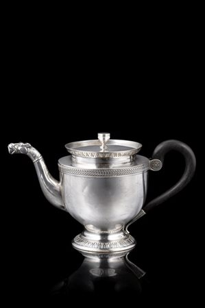 Teiera in argento con fascia liscia, profili incisi a palmette e greca di allor