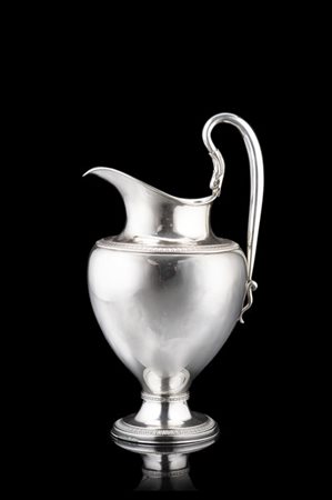 Versatoio in argento liscio, profili decorati a palmette, ansa a testa di cigno