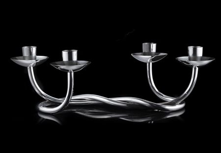 Candeliere in argento a quattro braccia mosse e intrecciate. Titolo 800, 1940 c