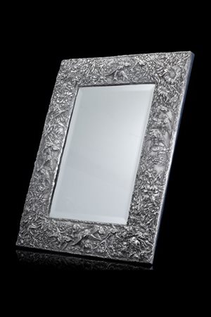 Specchiera da tavolo con cornice in argento riccamente sbalzato a volatili, fog