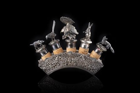 Base portatappi in argento cesellato e traforato a fiori e volatili con tappi i