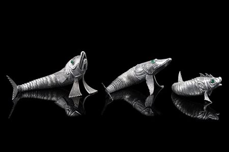 Gruppo di tre pesci snodabili in argento con occhi in pasta vitrea. Punzoni con