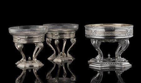 Lotto composto da tre alzate in argento con bordure traforate poggianti su pied