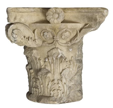 Antico capitello corinzio in marmo (h. cm 36) (difetti e mancanze)