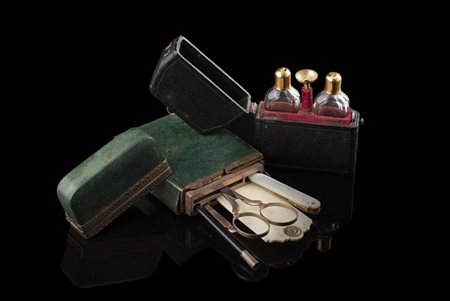 Lotto composto da un porta necessaire da viaggio del secolo XIX contenente due