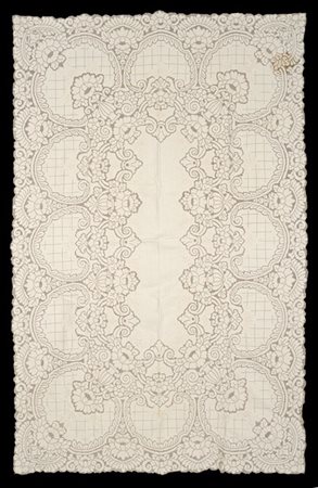 Tovaglia in lino. Decoro eseguito con la tecnica dello sfilato con fiori, riser