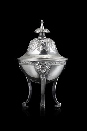 Zuccheriera in argento sbalzato a foglie nel coperchio e nella presa, piedi sag