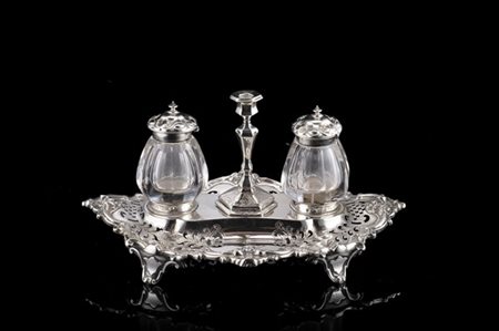 Calamaio con base di forma mossa a bordo traforato, candeliere centrale inciso