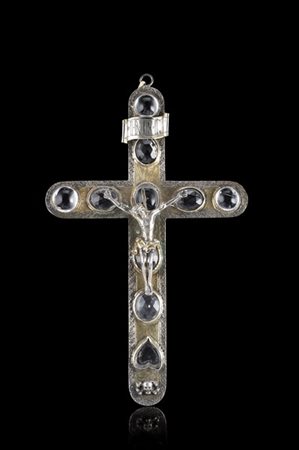 Crocifisso in argento e vermeille con croce decorata da inserti in cristallo di