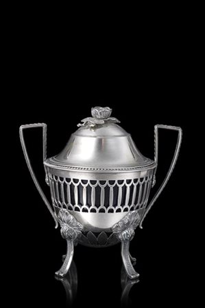 Zuccheriera biansata in argento traforato, anse squadrate e presa del coperchio