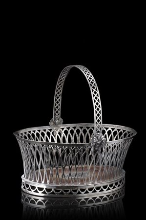 Cestino in argento con ansa decorata a losanghe sorretta da mascheroni. Base in