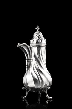 Cioccolatiera tripode in argento, corpo pirifome e a spirale, presa del coperch