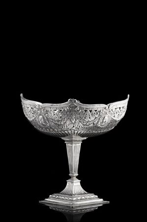 Alzata in argento, fascia traforata decorata a ghirlande e mascheroni sorretti