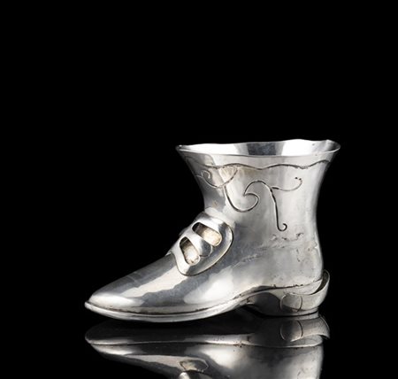 Contenitore in argento sbalzato a forma di stivale. Titolo 800. Argentiere Codo