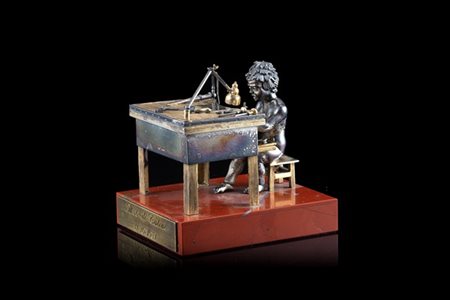 Scultura in argento a tutto tondo con dettagli in vermeille raffigurante un gio